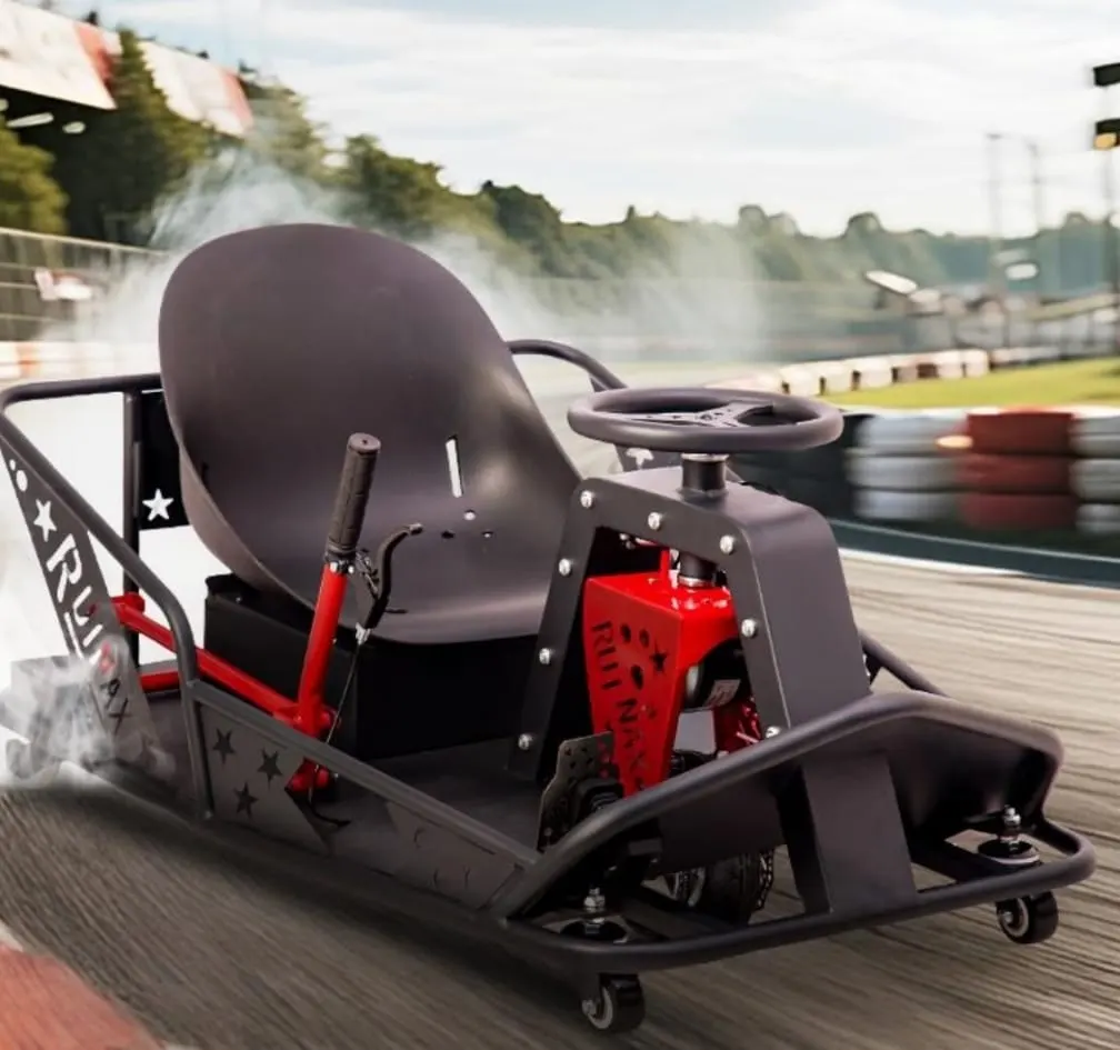 Elektro-Drift-Kart in Action auf der Rennstrecke mit Driftrauch